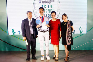  Jerome Japitana (center) is all smiles as he accepts his two awards at the 2016 BPI-DOST Science Awards. PHOTO FROM BPI FOUNDATION, INC. 