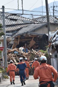HELP ON THE WAY Firefighters patrol a street beside collapsed houses in Mashiki, Kumamoto prefecture on Tuesday. More than 500 earthquakes have rocked Kumamoto and other parts of central Kyushu since April 14, stoking fears that houses not damaged in the two major quakes could yet be affected. AFP PHOTO