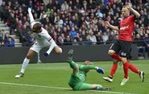 Paris Saint-Germain’s Brazilian midfielder Lucas (left) vies with Guingamp’s Danish goalkeeper Jonas Lossl (center) during the French L1 football match Guingamp vs Paris SG at the Roudourou stadium in Guingamp, western France. AFP PHOTO