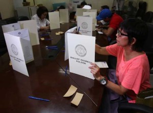 EARLY VOTERS Members of media cast their votes at the Commission on Elections office in Intramuros, Manila. Journalists, soldiers and policemen who will be deployed on May 9 are allowed to vote earlier than regular voters. PHOTO BY RUSSELL PALMA