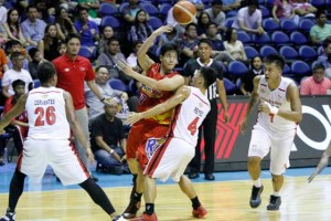 Rain or Shine’s Chris Tiu passes the ball against Blackwater defender Raphael Reyes during the elimination round of the Philippine Basketball Association Commissioner’s Cup at the Araneta Coliseum. CONTRIBUTED PHOTO