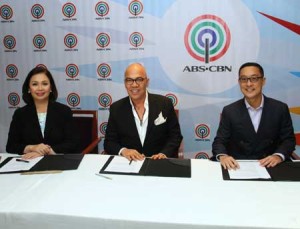 King of Talk Boy Abunda renews his contract with ABS-CBN, here with network COO Cory Vidanes and president and CEO Carlo Katigbak