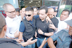 FAILED MISSION Sen. Antonio Trillanes 4th arrives at the BPI Julia Vargas Branch in Pasig City surrounded by his bodyguards and policemen. The lawmaker, however, left in a huff when bank officials did not release documents showing the transactions of Davao Mayor Rodrigo Duterte, who was represented by his lawyer, Salvador Panelo (below, center). PHOTOS BY RUY L. MARTINEZ 