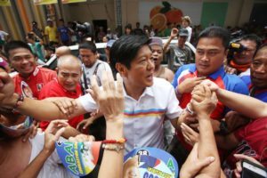 CROWD FAVORITE Sen. Ferdinand “Bongbong” Marcos Jr. is mobbed at the Trabajo market in Manila. PHOTO BY RUSSEL PALMA