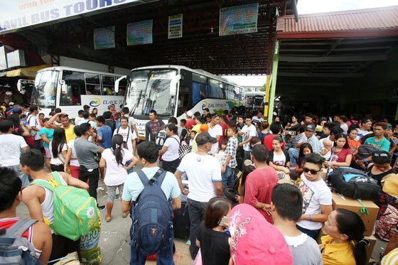 MAD RUSH Commuters flock to a bus station in Edsa, Pasay City on Saturday to book a trip to their respective provinces where they will vote in Monday’s polls. PHOTO BY RUSSELL PALMA