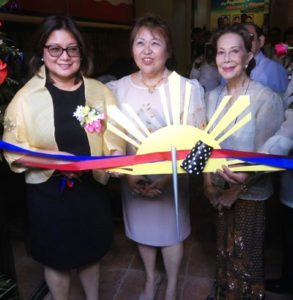 ambassador Celia anna Feria (left), nHCP head Serena diokno (center) and a granddaughter of agoncillo lead the ribbon cutting of the two modernized museums in taal, Batangas PhOtO By Belly M. OtOrdOz 
