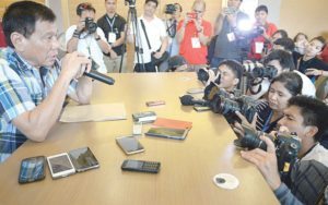 SHOOTING THE PRESIDENT Photographers and reporters jostle for the best position as Davao City Mayor Rodrigo Duterte holds his first news briefing after the elections. AFP PHOTO 