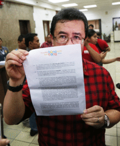 AUDIT PLEA Jose Amorado, lawyer of Sen. Ferdinand “Bongbong” Marcos Jr., holds a copy of the letter delivered to the Commission on Elections. PHOTO BY RENE H. DILAN