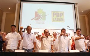 COALITION FOR CHANGE Stalwarts of the Partido Demokratiko Pilipino-Laban and the Nationalist People’s Coalition, among them Senator-elect Sherwin Gatchalian, Sen. Aquilino “Koko” Pimentel 3rd and Davao del Norte Rep. Pantaleon “Bebot” Alvarez, raise their fists after signing the Coalition for Change agreement at the Diamond Residences in Makati City. PHOTO BY RENE H. DILAN 