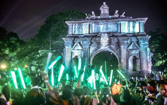 THE GRADUATES Students of the University of Santo Tomas holding light sabers pass through the Arch of Centuries during their graduation rites on Saturday. PHOTO BY NAZZI CASTRO 