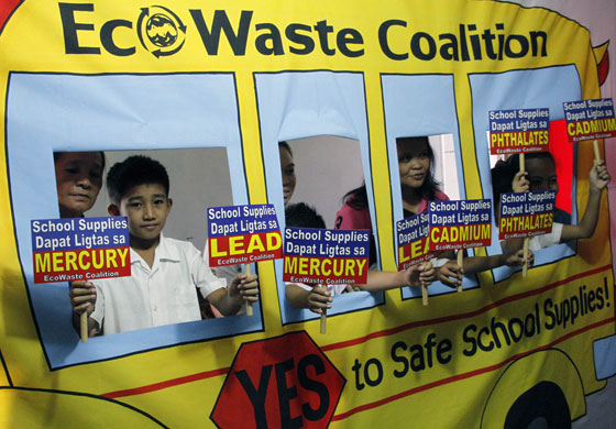 Children and their parents show their support for Eco Waste Coalition’s campaign on safe school supplies that are free from phatalates, cadmium, lead, mercury and other chemicals known to harm the brain and interfere with the endocrine system. PHOTO BY MIKE DE JUAN 