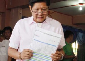 FRONTRUNNER Sen. Ferdinand “Bongbong” Marcos Jr. inspects his ballot at the Mariano Marcos Memorial Elementary School in Batac City, Ilocos Norte. CONTRIBUTED PHOTO