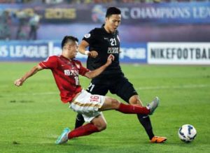 Huang Bowen of China’s Guangzhou Evergrande (left) is challenged by Kwon Kyung-Won of Al-Ahli during the second leg of the AFC Champions League finals in Guangzhou on November 21, 2015. AFP PHOTO