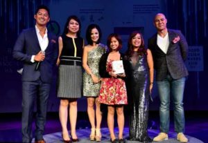 Yoly Crisanto, Globe SVP for Corporate Communications (2nd from left) presents the Mobile App Design for Social Good category to Trisha Tobias (3rd from right), developer of ‘We Are Here,’ a cycling app that gives cycling and biking communities the means to connect while driving positive societal change. With them are Adobo Magazine’s president and Editorin-chief Angel Guerrero (2nd from right), VP and COO Janelle Squires, and and event hosts Rovilson Fernandez and Marc Nelson