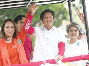 MARCOS IN QC Senator Ferdinand “Bongbong” Marcos Jr. waves to supporters during a motorcade in Quezon City. With him were Tates Gana, who is running for councilor in the city’s 6th district, his son, Sandro and sister Irene Marcos-Araneta.