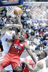 Rough Ride   Alaska’s center Rod Dozier battles for the rebound against Rain or Shine’s center Pierre Henderson-Niles in Game 1 of the best-of-seven finals of the PBA Commissioner’s Cup at Smart Araneta Coliseum in Quezon City on Friday.   PHOTO BY  CZEASAR DANCEL 