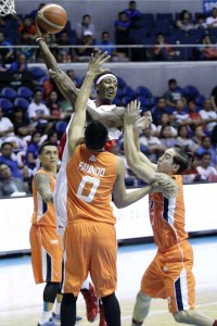 TIGHT GUARD Alaska’s center Rob Dozier attempts to pass the ball through the defense of Meralco’s center Bryan Faundo and forward Cliff Hodge during the deciding Game 5 of the PBA Commisioner’s Cup semifinals at the Smart Aranera Coliseum in Quezon City on Wednesday. PHOTO BY CZEASAR DANCEL