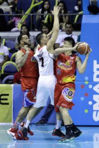 Rain or Shine’s forward Jewel Ponferada battles for the ball against Alaska’s center Sonny Thoss during Game 2 of the best-of-seven finals of the PBA Commissioner’s Cup at the Smart Araneta Coliseum in Quezon City on Sunday. PHOTO BY CZEASAR DANCEL