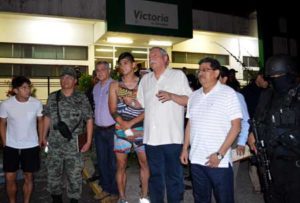 Mexico’s Governor Egidio Torre Cantu (center) speaks to members of the press following the release of the Mexico football star Alan Pulido (4-l) on May 30, 2016 in Tamaulipas, after Pulido’s kidnapping in his home state of Tamaulipas on May 29, according to authorities. AFP PHOTO