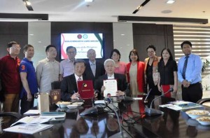  Also signing the MAC is Shu-Te University President Dr. Yuan-Hsiang Chu (seated along with Pascual. With them are other members of the delegation both from University of the Philippines and Shu-Te University