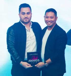 Mark Bumgarner (left) receives the Fashion Designer of the Year award from Zalora PR Director Christopher Daguimol