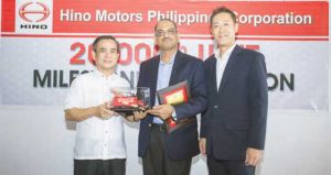 Sunil Gupta (center), Finance Director of Coca-Cola FEMSA, Inc. receives a token of appreciation from Augusto Salcedo (left) VP/ Sales Manager Hino Motors Phils. Corp. and Hiroshi Aoki, president of Hino Motors Phils. Corp 