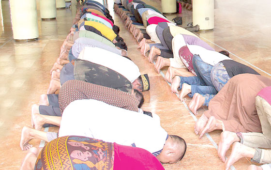 DAY OF PRAYERS Muslims pray at the Golden Mosque in Quiapo, Manila. PHOTO BY ABBY PALMONES