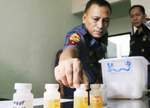 COMING CLEAN A police officer holds a container of his urine sample during random drug testing at the Philippine National Police’s Maritime Group headquarters in Camp Crame in Quezon City on Friday. The testing was done ahead of the inauguration of the presidency of Rodrigo Duterte, who had vowed a crackdown on illegal drugs. PHOTO BY MIKE DE JUAN 