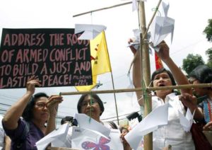 HOPES FOR PEACE Peace and rights advocates hold paper doves symbolizing support for peace talks between the government and the Philippine Left, as well as for release of political prisoners under the incoming administration of President Rodrigo Duterte. A Mass for peace and unity was later celebrated at Immaculate Conception Church in Cubao, Quezon City, on Friday. PHOTO BY MIKE DE JUAN