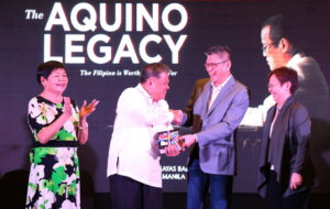 FAREWELL GIFT Executive Secretary Paquito Ochoa Jr. gives a token to Education Secretary Armin Luistro at the Bulong-Pulungan forum held on Tuesday. PHOTO BYRENE DILAN 