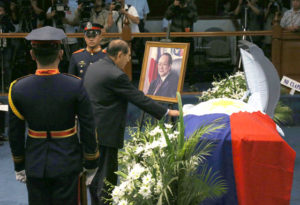 DAY OF GOODBYES Senator Juan Ponce Enrile prays before the casket of former senator Ernesto Maceda who was honored by lawmakers at the Senate Thursday. Former senators joined incumbent lawmakers in paying tribute to the man known to many as “Manong Ernie” and Mr. Expose. PHOTO BY RENE H. DILAN 