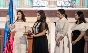 SWORN IN Vice President-elect Leni Robredo takes her oath during inauguration ceremonies at the Quezon City Reception House. With her are daughters Jillian Therese, Janine Patricia and Jessica Marie. AFP PHOTO 