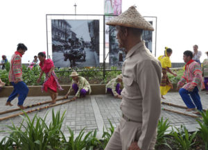 OLD MAnila students and employees of Manila City Hall showcase the city’s cultural heritage at the Baywalk along Roxas Boulevard as part of the celebration of araw ng Maynila on June 24. Photo by Rene h. Dilan 