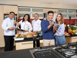 Husband and wife Drew Arellano and Iya Villania with the featured chefs of San Miguel Pure Foods Home Foodie (from left) Rene Cruz, Llena Tan-Arecenas, and RJ Garcia