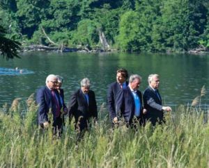 BREXIT MEET (L to R) Germany’s Foreign minister Frank-Walter Steinmeier, Belgium’s Foreign minister Didier Reynders, Italy’s Foreign minister Paolo Gentiloni, Netherlands’ Foreign minister Bert Koenders, Luxembourg’s Foreign minister Jean Asselborn and France’s Foreign minister Jean-Marc Ayrault take a walk in the garden of the villa Borsig prior to post-Brexit talks in Berlin on Saturday. AFP PHOTO