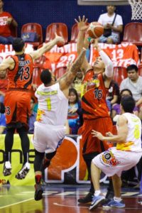  San Miguel Center Junmar Fajardo (right) defends against Rain or Shine’s center Pierre Henderson-Niles during the PBA Commissioners Cup semifinals at the Philsports Arena in Pasig City.  FILE PHOTO