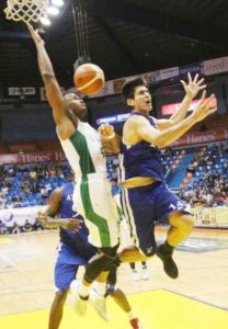  La Salle’s Abu Tratter thwarts the attack of Ateneo’s Kris Porter duringthe 2016 FilOil Cup semifinals at the San Juan Arena on Friday.PHOTO BY RUY MARTINEZ