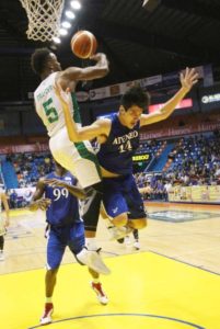 La Salle forward Abu Tratter battles forthe ball against Ateneo’s Kris Porter duringthe FilOil Flying V Pre-season Premier Cupsemifinals on Friday at The Arena in SanJuan City.  PHOTO BY RUY MARTINEZ