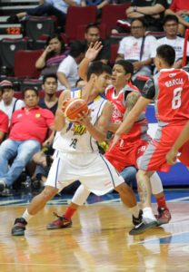 Troy Rosario of Talk N’ Text battles for the ball against William Wilson of Phoenix during the PBA Commissioner’s Cup at Mall of Asia Arena in Pasay City on February 27.  FILE PHOTO 