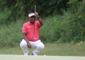 Tony Lascunastudies the line ofhis putt on No. 3.CONTRIBUTEDPHOTO