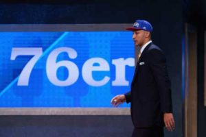 Ben Simmons walks on stageafter being drafted first overallby the Philadelphia 76ers in thefirst round of the 2016 NBADraft at the Barclays Center onFriday in the Brooklyn boroughof New York City. AFP PHOTO