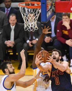 Cleveland Cavaliers forward Kevin Love (right) shoots a layup against the Golden State Warriors during Game 2 of the NBA Finals on Monday in Oakland, California.  AFP PHOTO 