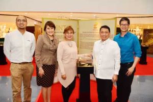  Deputy Governor for Monetary Stability Hon. Diwa Guinigundo and his wife Apple (third and fourth from left) with BSP officials, namely Deputy Director of Corporate Affairs Atty. Elizabeth Navarro, Corporate Affairs Office Manager Jay Amatong, and Bank Officer Ramon Sarmiento