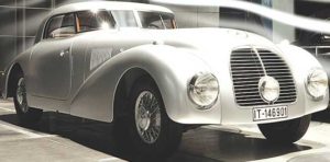  The Mercedes-Benz 540 K Streamliner of 1938 can reach a cruising speed of up to 170 kilometers per hour and – boosted by its supercharger – a top speed of 185 kph.