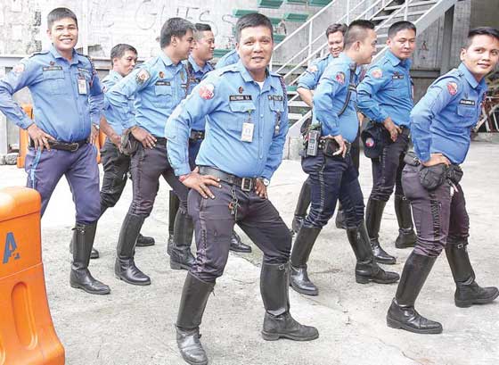 Traffic enforcers practice their dance moves for the upcoming MMDA Shake Drill, an initiative that aims to drum up support for the nationwide quake drill to be held on June 22. PHOTO BY RUSSELL PALMA