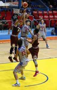 Arellano University’s Jiovanni Jalalon (No. 6) drives against University of Perpetual Help System Dalta’s Ric Gallardo (No. 11) and Gab Daganon (No. 14) during the elimination round of the National Collegiate Athletic Association Season 92 men’s basketball tournament at The Arena in San Juan City. RUSSELL PALMA