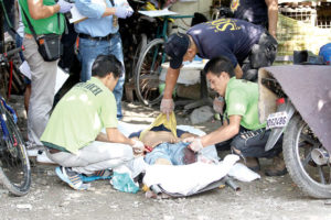 MORE DRUG SUSPECTS DEAD Scene of the crime operatives examine the bodies of two of five alleged members of a drug syndicate killed in a supposed exchange of fire with Station 3 police in Quiapo, Manila Sunday.PHOTOS BY RUSELL PALMA 