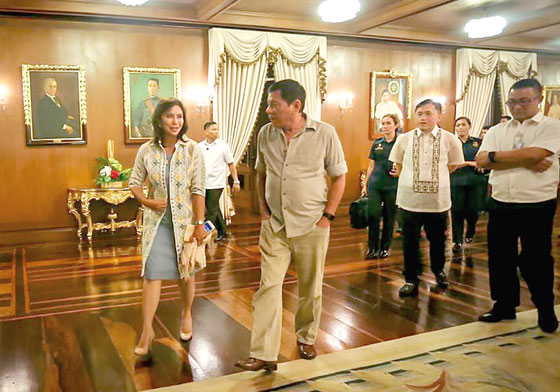 President Rodrigo Duterte and Vice President Leni Robredo chat when the latter paid the Chief Executive a courtesy call in Malacañang on Monday. The two officials met for the first time during the turnover of police command in Camp Crame last week.  CONTRIBUTED PHOTO 