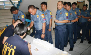SURPRISE DRUG TEST Quezon City policemen line up during a surprise drug test as part of continuing efforts to rid the national police force of drug users. PHOTO BY MIKE DE JUAN 
