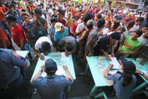 TURNING A NEW LEAF An estimated 500 drug dependents surrender and take oath before Manila Police District director, Senior Supt. Joel Coronel and the MPD Station 1 at a warehouse in Balut, Tondo, Manila. PHOTO BY RUSSELL PALMA